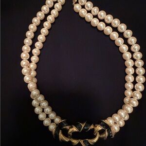 Elegant Pearl and Gold Necklace